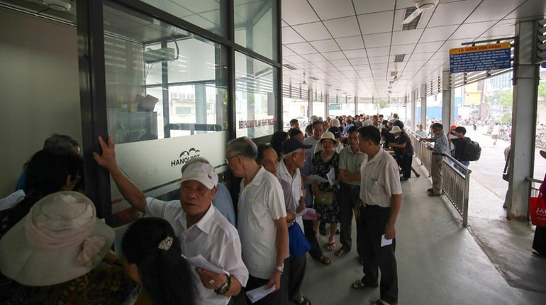 Hà Nội: Hàng trăm người cao tuổi xếp hàng làm thẻ xe buýt miễn phí ảnh 10