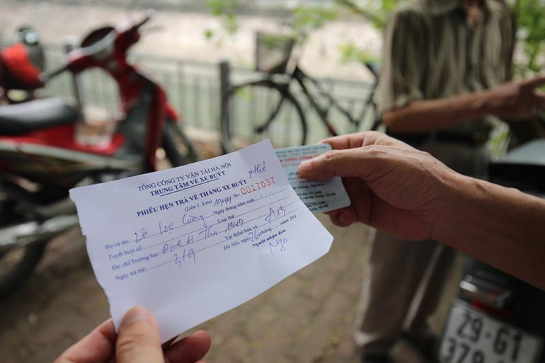 Hà Nội: Hàng trăm người cao tuổi xếp hàng làm thẻ xe buýt miễn phí ảnh 8