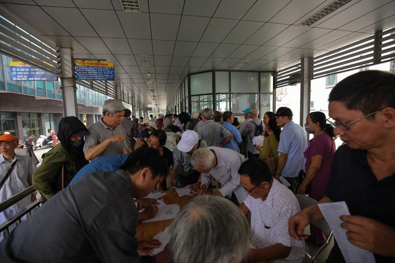 Hà Nội: Hàng trăm người cao tuổi xếp hàng làm thẻ xe buýt miễn phí ảnh 9