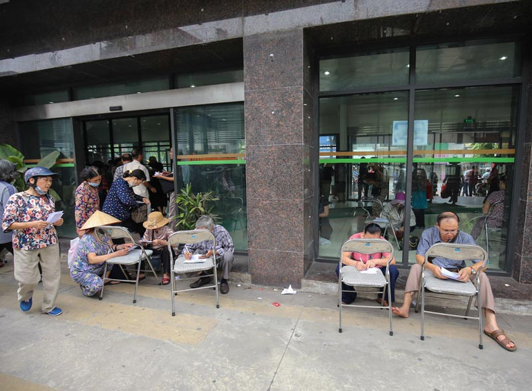 Hà Nội: Hàng trăm người cao tuổi xếp hàng làm thẻ xe buýt miễn phí ảnh 12