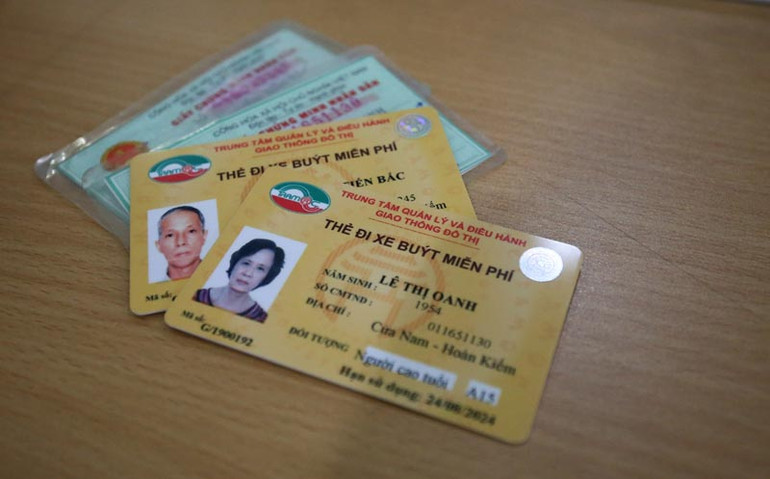 Hà Nội: Hàng trăm người cao tuổi xếp hàng làm thẻ xe buýt miễn phí ảnh 16