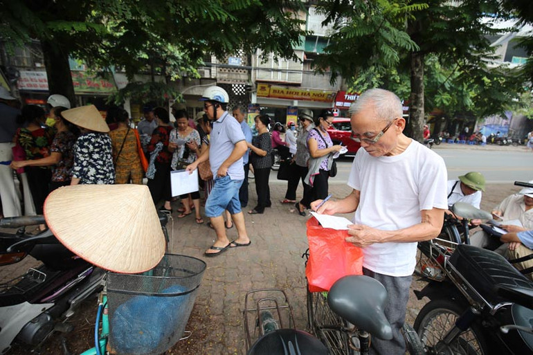 Hà Nội: Hàng trăm người cao tuổi xếp hàng làm thẻ xe buýt miễn phí ảnh 7