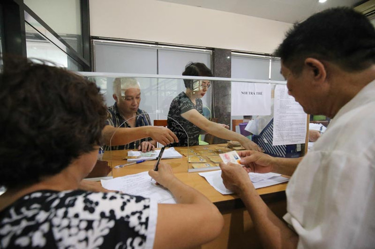 Hà Nội: Hàng trăm người cao tuổi xếp hàng làm thẻ xe buýt miễn phí ảnh 15