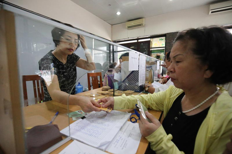 Hà Nội: Hàng trăm người cao tuổi xếp hàng làm thẻ xe buýt miễn phí ảnh 13