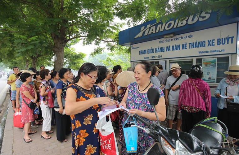 Hà Nội: Hàng trăm người cao tuổi xếp hàng làm thẻ xe buýt miễn phí ảnh 4