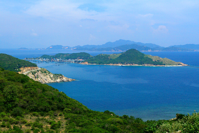 Thăm hải đăng trắng Hòn Chút trên đảo tôm hùm Bình Hưng ảnh 1