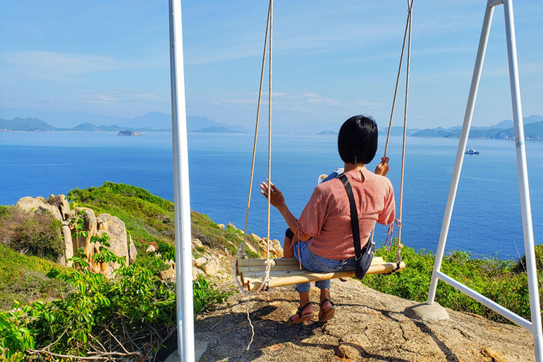 Thăm hải đăng trắng Hòn Chút trên đảo tôm hùm Bình Hưng ảnh 10