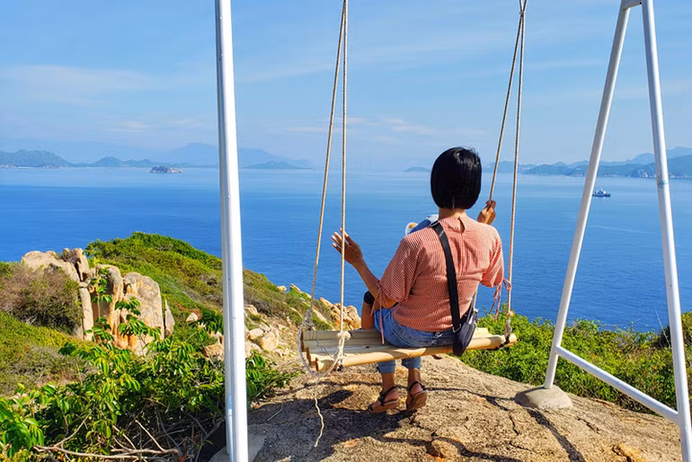 Thăm hải đăng trắng Hòn Chút trên đảo tôm hùm Bình Hưng ảnh 10