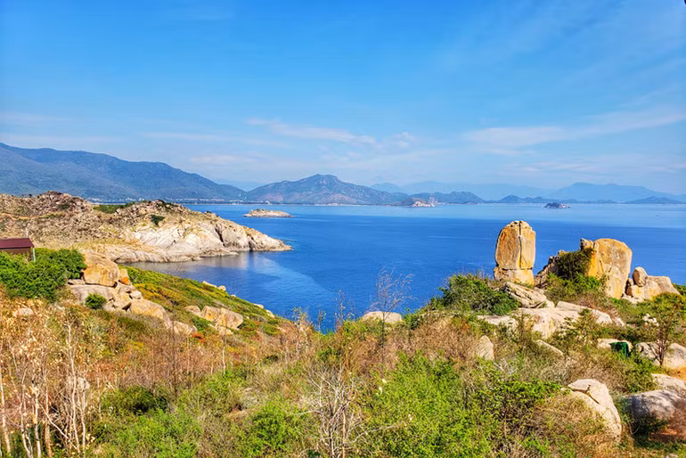 Thăm hải đăng trắng Hòn Chút trên đảo tôm hùm Bình Hưng ảnh 7