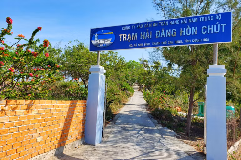Thăm hải đăng trắng Hòn Chút trên đảo tôm hùm Bình Hưng ảnh 4