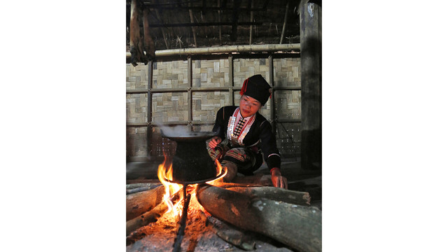 Lễ cúng bản của người Khơ Mú ảnh 2