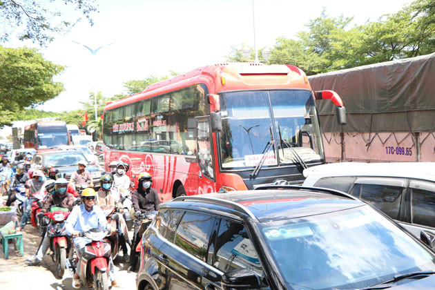 Kẹt xe nghiêm trọng nhiều nơi trong cả nước ảnh 10
