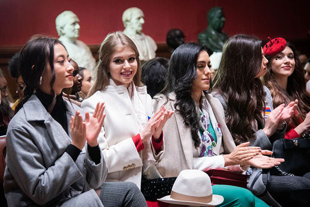 Những hình ảnh của Hoa hậu Lương Thùy Linh tại Miss World 2019 ảnh 10