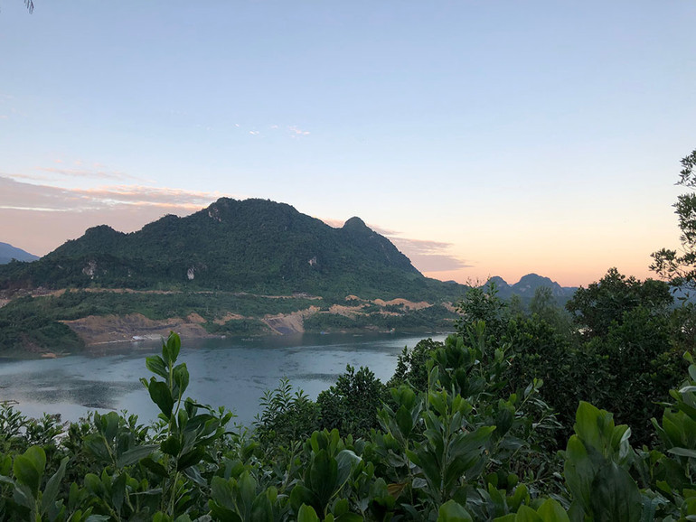 Hồ Hòa Bình - Nhìn từ những xóm núi ven bờ ảnh 11