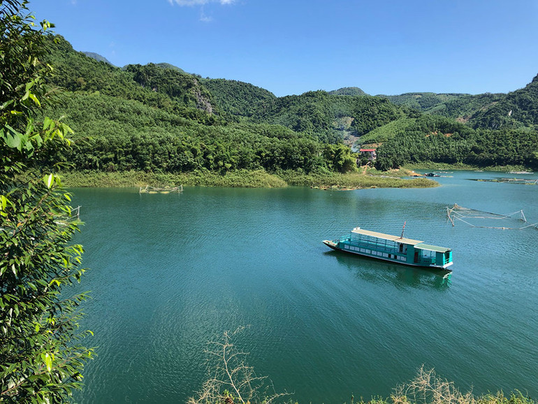 Hồ Hòa Bình - Nhìn từ những xóm núi ven bờ ảnh 6