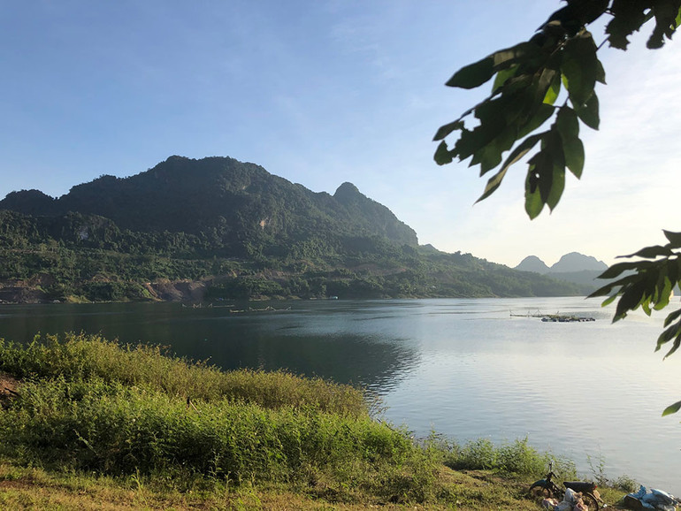 Hồ Hòa Bình - Nhìn từ những xóm núi ven bờ ảnh 10