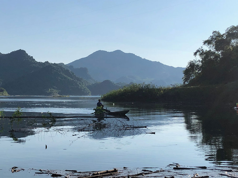 Hồ Hòa Bình - Nhìn từ những xóm núi ven bờ ảnh 3