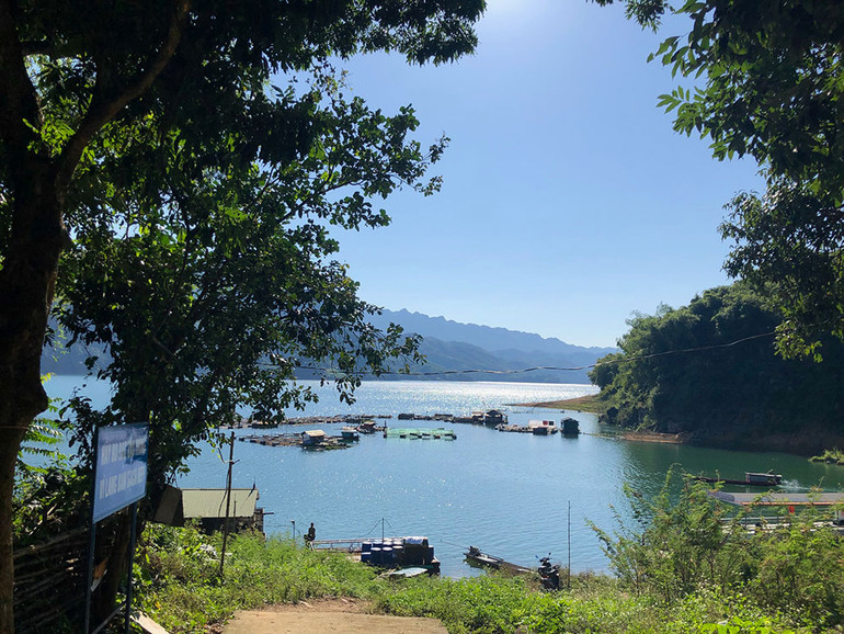 Hồ Hòa Bình - Nhìn từ những xóm núi ven bờ ảnh 8