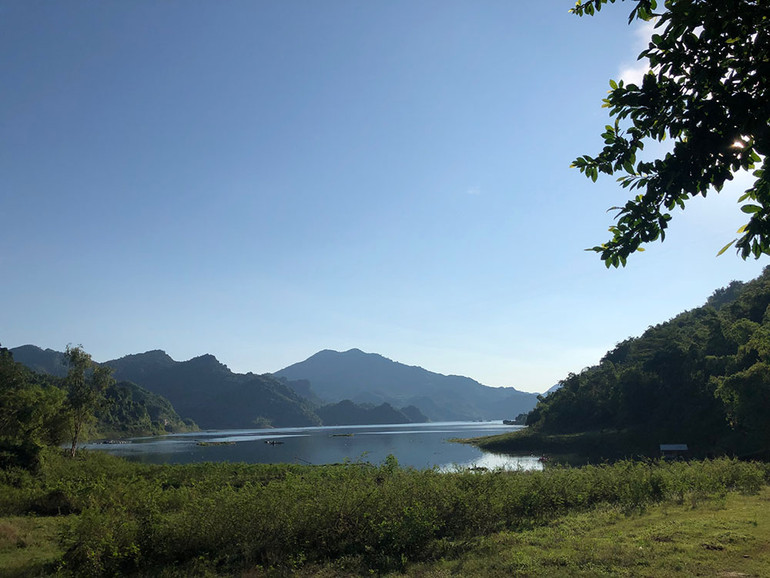 Hồ Hòa Bình - Nhìn từ những xóm núi ven bờ ảnh 2