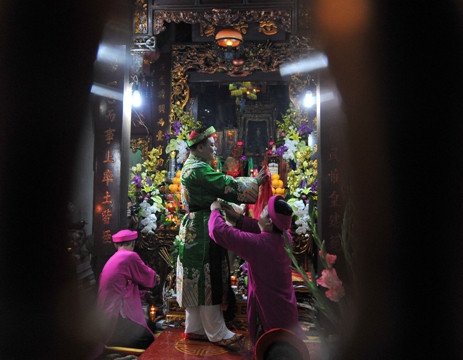 Hầu đồng - Nghi lễ quan trọng trong tín ngưỡng thờ Mẫu ảnh 8 Hầu đồng - Nghi lễ quan trọng trong tín ngưỡng thờ Mẫu ảnh 8
