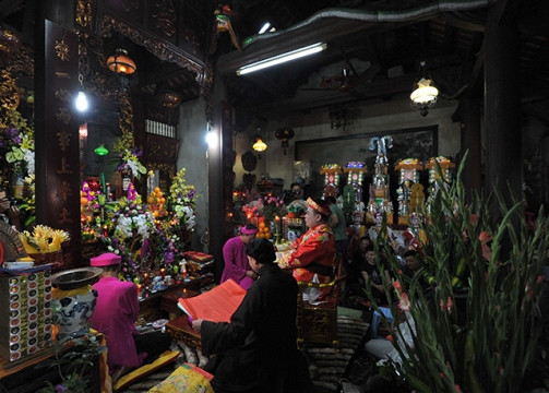 Hầu đồng - Nghi lễ quan trọng trong tín ngưỡng thờ Mẫu ảnh 9 Hầu đồng - Nghi lễ quan trọng trong tín ngưỡng thờ Mẫu ảnh 9
