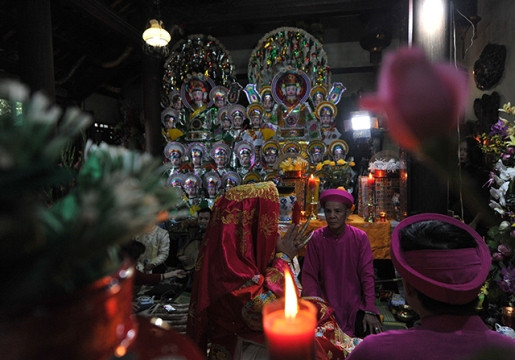 Hầu đồng - Nghi lễ quan trọng trong tín ngưỡng thờ Mẫu ảnh 3 Hầu đồng - Nghi lễ quan trọng trong tín ngưỡng thờ Mẫu ảnh 3