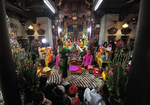 Hầu đồng - Nghi lễ quan trọng trong tín ngưỡng thờ Mẫu ảnh 2 Hầu đồng - Nghi lễ quan trọng trong tín ngưỡng thờ Mẫu ảnh 2