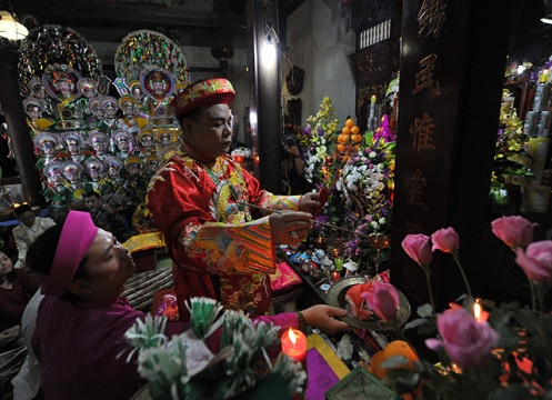Hầu đồng - Nghi lễ quan trọng trong tín ngưỡng thờ Mẫu ảnh 4 Hầu đồng - Nghi lễ quan trọng trong tín ngưỡng thờ Mẫu ảnh 4
