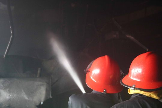 Bắc Ninh: Kịp thời dập tắt đám cháy, giải cứu hơn 100 công nhân ảnh 1