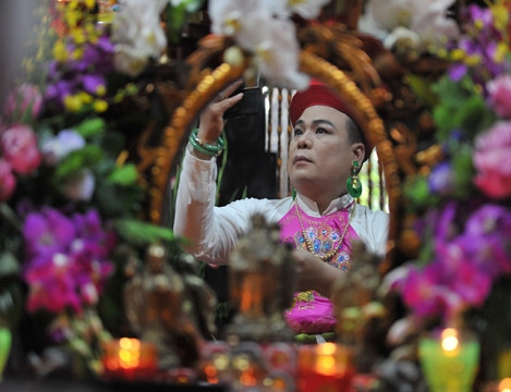 Hầu đồng - Nghi lễ quan trọng trong tín ngưỡng thờ Mẫu ảnh 7 Hầu đồng - Nghi lễ quan trọng trong tín ngưỡng thờ Mẫu ảnh 7