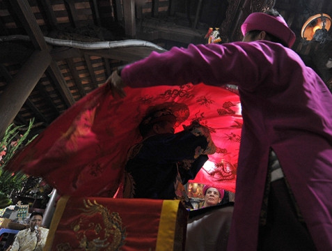 Hầu đồng - Nghi lễ quan trọng trong tín ngưỡng thờ Mẫu ảnh 6 Hầu đồng - Nghi lễ quan trọng trong tín ngưỡng thờ Mẫu ảnh 6
