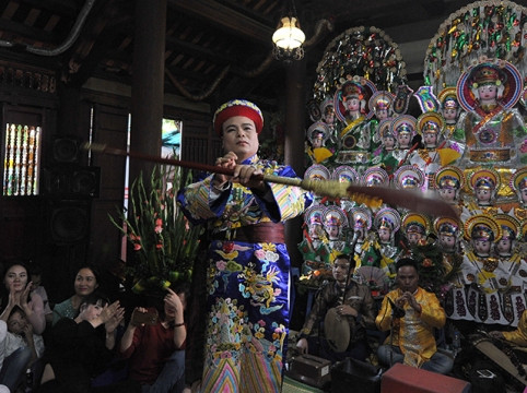 Hầu đồng - Nghi lễ quan trọng trong tín ngưỡng thờ Mẫu ảnh 5 Hầu đồng - Nghi lễ quan trọng trong tín ngưỡng thờ Mẫu ảnh 5