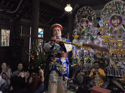 Hầu đồng - Nghi lễ quan trọng trong tín ngưỡng thờ Mẫu ảnh 5 Hầu đồng - Nghi lễ quan trọng trong tín ngưỡng thờ Mẫu ảnh 5