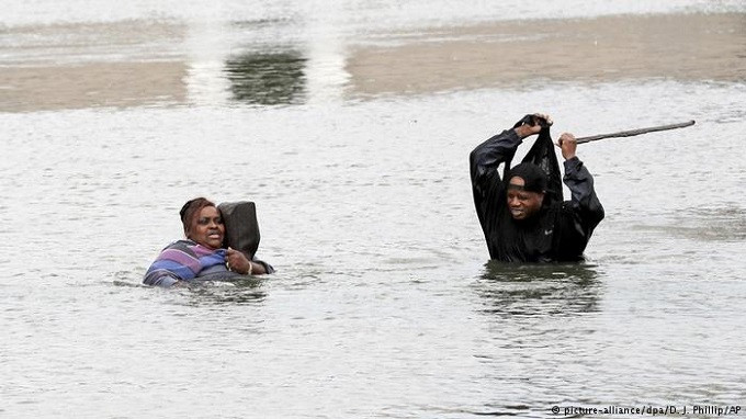 Lũ lụt nghiêm trọng tại Mỹ sau bão Harvey ảnh 9