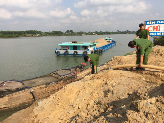 Sạt lở nghiêm trọng do nạn khai thác cát trái phép trên sông Đồng Nai ảnh 2