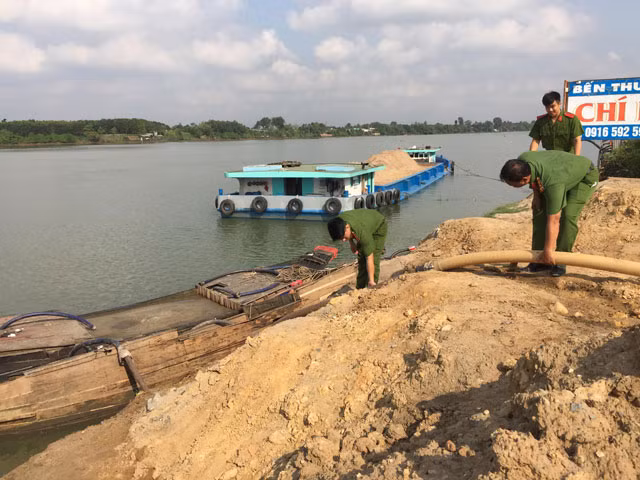Sạt lở nghiêm trọng do nạn khai thác cát trái phép trên sông Đồng Nai ảnh 2
