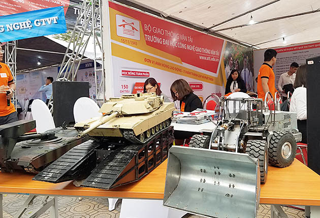 Sôi nổi Ngày hội Tư vấn tuyển sinh - hướng nghiệp 2018 ảnh 3