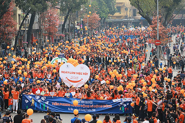 Hàng nghìn người đi bộ tại Hồ Gươm hưởng ứng Chiến dịch Ngày làm việc tốt ảnh 2 Hàng nghìn người đi bộ tại Hồ Gươm hưởng ứng Chiến dịch Ngày làm việc tốt ảnh 2