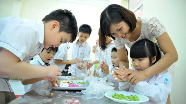 Trẻ em thích thú nặn bánh trôi trong Tết Hàn thực ảnh 4