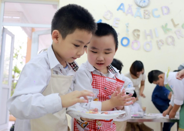 Trẻ em thích thú nặn bánh trôi trong Tết Hàn thực ảnh 5