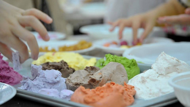 Trẻ em thích thú nặn bánh trôi trong Tết Hàn thực ảnh 3