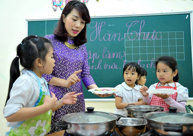 Trẻ em thích thú nặn bánh trôi trong Tết Hàn thực ảnh 2