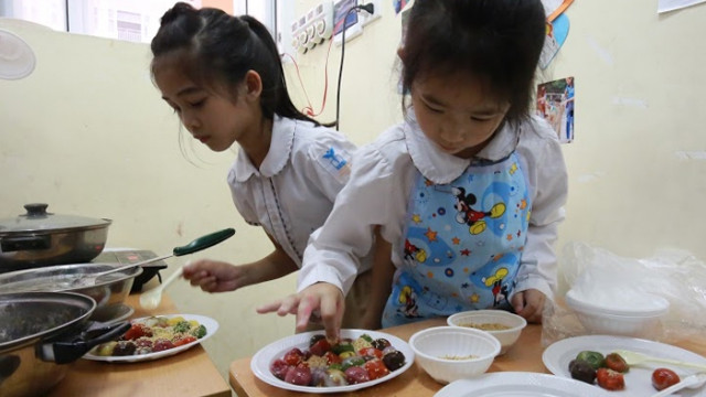 Trẻ em thích thú nặn bánh trôi trong Tết Hàn thực ảnh 8