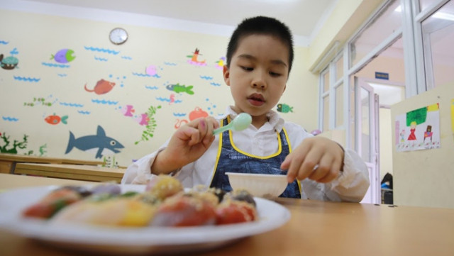 Trẻ em thích thú nặn bánh trôi trong Tết Hàn thực ảnh 9