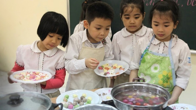 Trẻ em thích thú nặn bánh trôi trong Tết Hàn thực ảnh 7