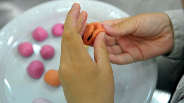 Trẻ em thích thú nặn bánh trôi trong Tết Hàn thực ảnh 6