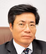 Hiệu ứng lan tỏa hạn chế do hình thức đầu tư Từ đầu năm đến nay, phần lớn các dự án FDI được đầu tư vào nước ta chủ yếu theo hình thức 100% vốn nước ngoài. DN FDI 100% vốn nước ngoài sẽ linh động hơn trong việc ứng biến và xử lý rất nhanh các tình huống xảy ra, nhất là trong thời kỳ khủng hoảng vì không cần chờ đợi sự thống nhất như trong DN liên doanh. Tuy nhiên, các dự án FDI 100% vốn nước ngoài thường có tác động lan tỏa rất chậm, ngoài đóng góp về thuế thì hầu như không đem lại lợi ích gì khác cho Việt Nam. Trong khi đó, nếu các dự án FDI được đầu tư dưới hình thức liên doanh sẽ có sức lan tỏa mạnh mẽ, qua đó chúng ta có thể tiếp cận và học hỏi được nhiều phương thức quản lý kinh doanh hiện đại, công nghệ khoa học mới...; thúc đẩy sự phát triển của nhiều ngành nghề khác, trong đó có công nghiệp hỗ trợ. Vì vậy, tỷ lệ của hình thức liên doanh trong cơ cấu FDI còn thấp là nhược điểm cần khắc phục sớm. Sắp tới, Nhà nước cần ban hành các chính sách quy định rõ ngành, nghề, lĩnh vực nào thì cho phép đón nhận các dòng vốn 100% nước ngoài, lĩnh vực nào bắt buộc phải đầu tư theo hình thức liên doanh để bảo đảm một cách hài hòa lợi ích của nhà đầu tư nước ngoài và lợi ích của Việt Nam. GS, TSKH NGUYỄN MẠI (Chủ tịch Hiệp hội Doanh nghiệp FDI) Việt Nam trở nên hấp dẫn hơn với các nhà đầu tư nước ngoài Xếp hạng tín nhiệm quốc gia là chỉ số thể hiện khả năng và sự sẵn sàng của Chính phủ trong việc trả đủ và đúng thời hạn các nghĩa vụ nợ trong tương lai. Việc nâng hạng tín nhiệm quốc gia cho Việt Nam có ý nghĩa rất quan trọng đối với sức thu hút FDI của Việt Nam, bởi thông tin do các tổ chức xếp hạng tín nhiệm quốc gia cung cấp giúp nhà đầu tư xác định được mức độ rủi ro của Việt Nam đã giảm bớt, để từ đó đưa ra quyết định đầu tư đúng đắn. Với gần 90% nhà đầu tư nước ngoài ở Việt Nam là từ các quốc gia trong khu vực châu Á, việc mới đây Moody's nâng bậc xếp hạng tín nhiệm cho Việt Nam (từ B2 lên B1 với triển vọng ổn định) sẽ càng làm các nhà đầu tư thêm yên tâm khi đầu tư vào thị trường Việt Nam. Cùng với sự cải thiện dần chỉ số xếp hạng cạnh tranh toàn cầu và lợi thế trong chi phí khởi đầu kinh doanh khá thấp, Việt Nam, đang là điểm nóng thu hút FDI, chắc chắn sẽ càng trở nên hấp dẫn hơn. Ðiều này góp phần nâng cao hình ảnh và uy tín của Việt Nam trong con mắt của các nhà đầu tư nước ngoài và là cơ sở quan trọng để Việt Nam tiếp tục cải thiện xếp hạng tín nhiệm quốc gia của mình. TRƯƠNG HÙNG LONG (Cục trưởng Quản lý nợ và Tài chính đối ngoại - Bộ Tài chính)