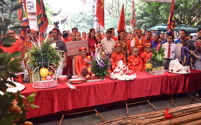 Độc đáo trò chơi kéo co ngồi tại đền Trấn Vũ ảnh 2