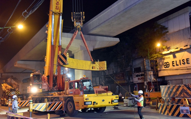 Lắp đặt thành công dầm cuối cùng trên tuyến đường sắt Nhổn - Ga Hà Nội ảnh 4