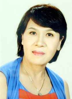 Nhà biên kịch Châu Thổ hiện là Giám đốc Hãng phim Senafilm, tên thật là Nguyễn Thị Bích Thủy. Chị là tác giả của nhiều bộ phim truyền hình và phim truyện nhựa gây tiếng vang như: Trăng nơi đáy giếng (Cánh diều Vàng cho Kịch bản phim truyện nhựa năm 2009), Người đàn bà không hóa đá, Giá mua Thượng đế, Cha dượng, Gió nghịch mùa, Người đẹp Bình Dương...